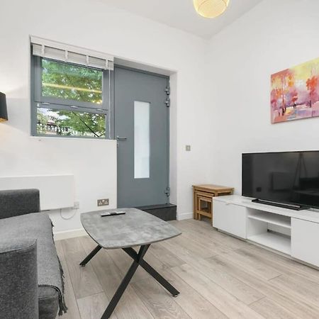 Modern 1 Bedroom Apartment In Central Woking Exterior foto